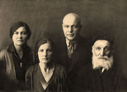 Juden family of Poloskies

Except central figure of L.S.Polonsky all the family was murdered in the time of german occupation of Shpola.